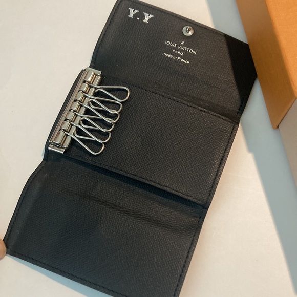 Louis Vuitton 6 key Holder - Picture 3 of 8